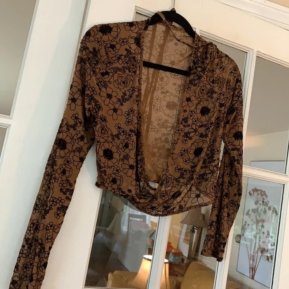 Gorgeous brown floral wrap around string waist surplice top - Picture 5 of 9